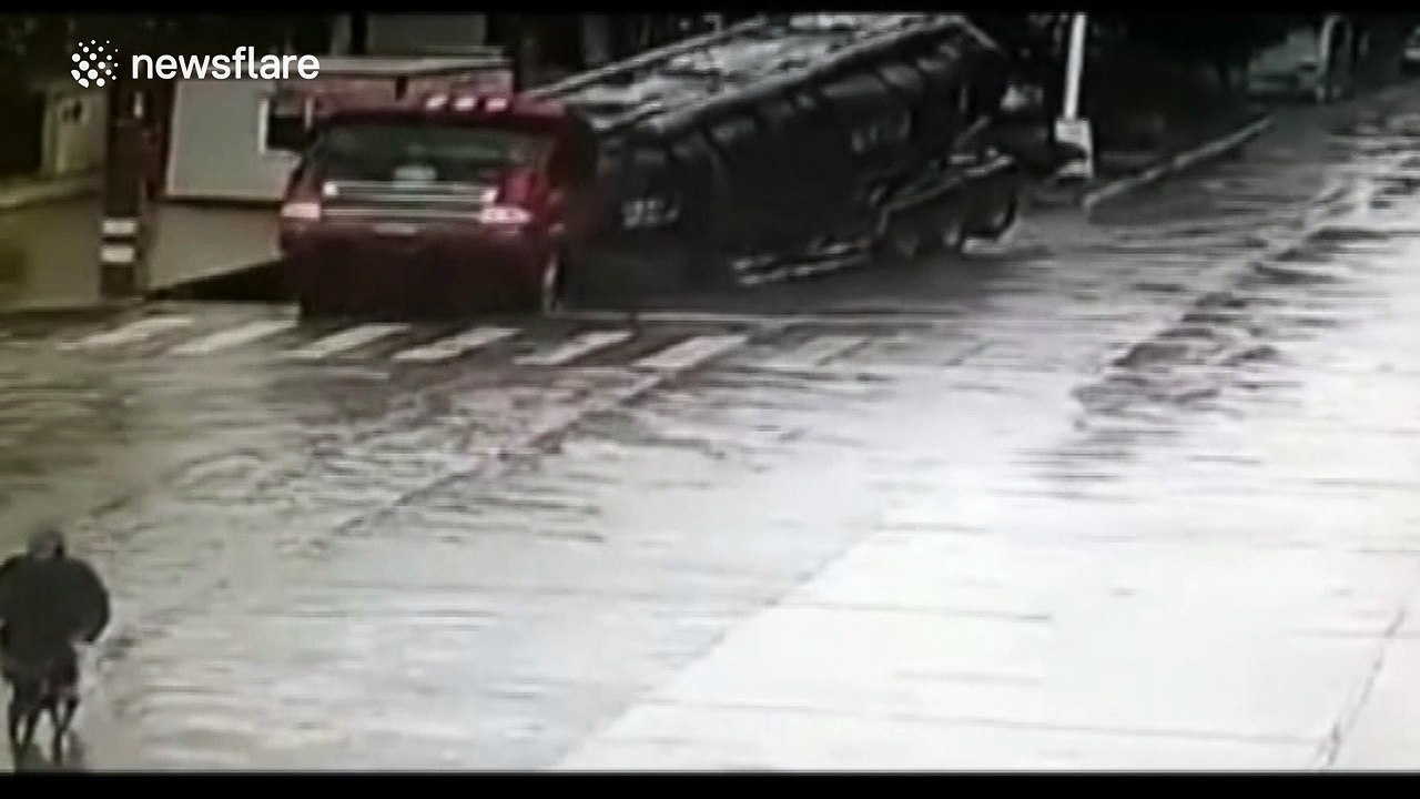 Lorry falls into sinkhole in China