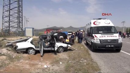 Niğde'de İki Otomobil Çarpıştı 3 Ölü, 3 Yaralı