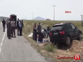 Niğde'de iki otomobil çarpıştı: 3 ölü, 3 yaralı