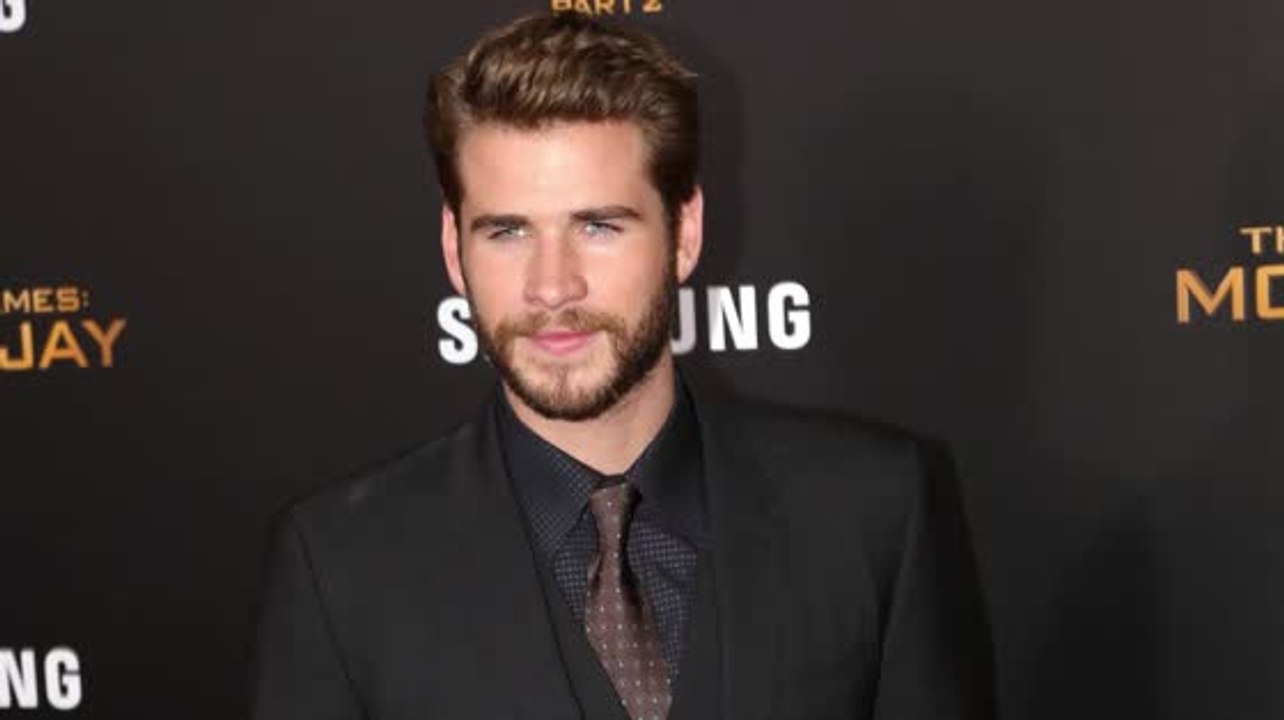 Liam Hemsworth verrät GQ, dass die Leute den Status seiner Beziehung erkannt haben