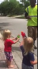 Des triplés attendent avec impatience le passage des éboueurs pour leur offrir des cadeaux