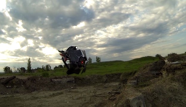 Un jeune homme construit un drone fonctionnel du jeu Half-Life 2