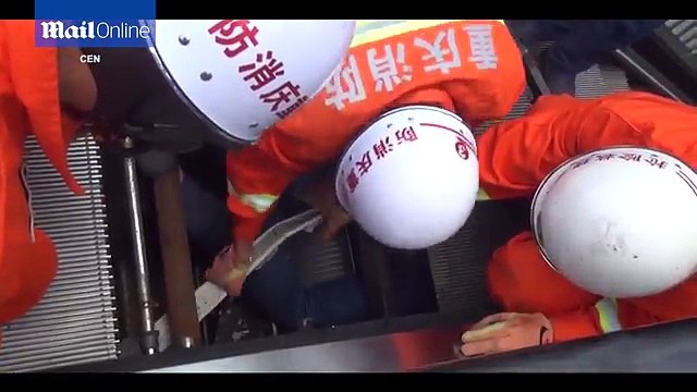 Técnico de manutenção de escadas rolantes é sugado para dentro da escada