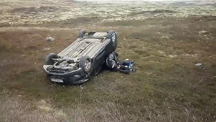 Ils se font une petite sieste après un accident de voiture... Why not!