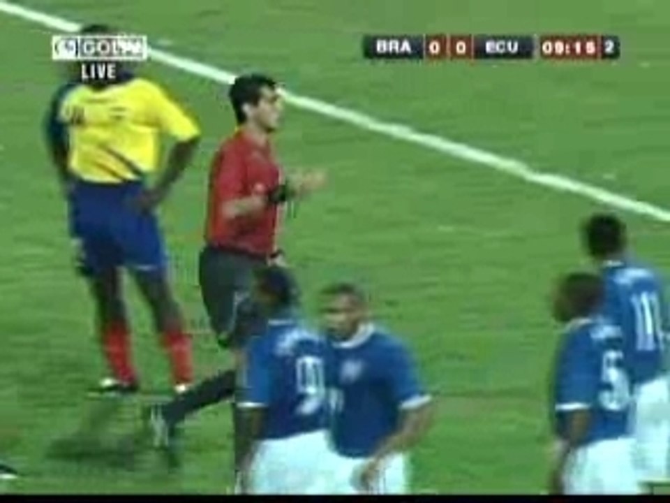 Robinho_fouled