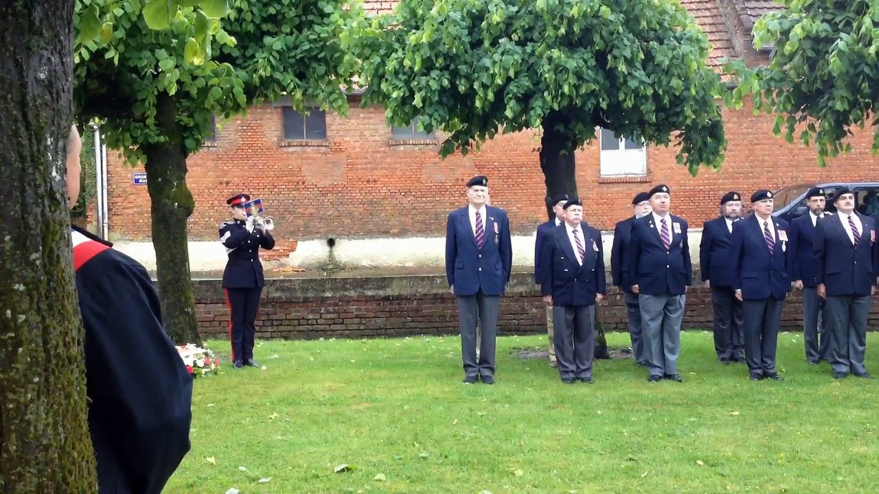 Inauguration d'une stèle en hommage aux soldats canadiens à Courcelette