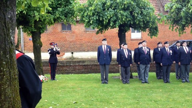 Inauguration d'une stèle en hommage aux soldats canadiens à Courcelette