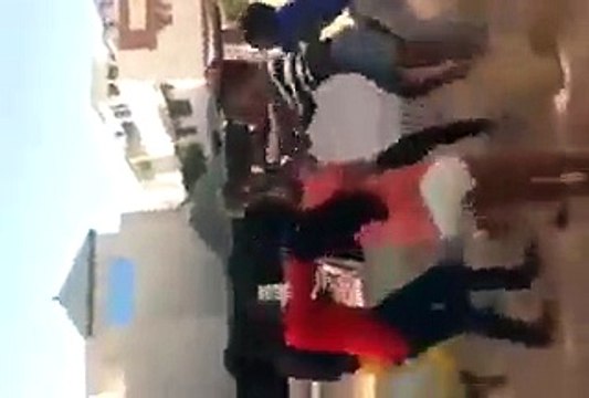 Vidéo – Pour un mec, deux filles se donnent en spectacle indigne