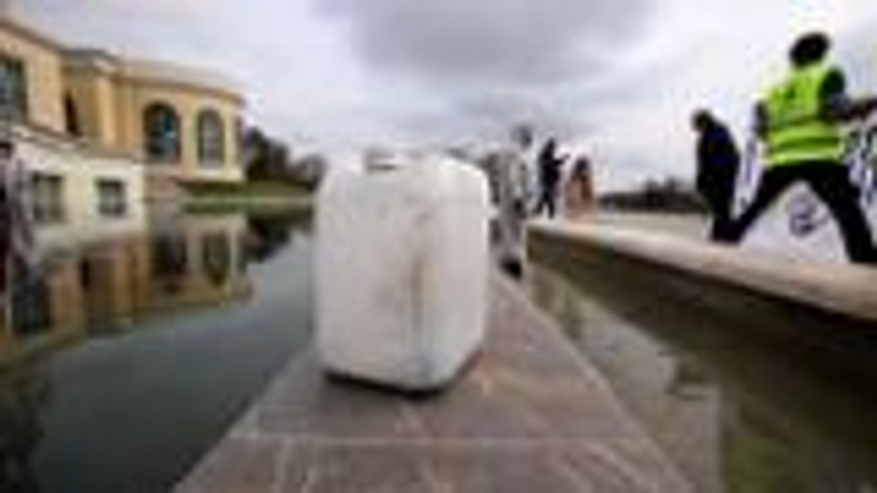 L'opération "marée noire" au Palais Beaumont des opposants au sommet pétrole de Pau (MCEDD 2016)