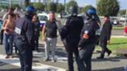 Les gens du voyage en colère près de Quartier Libre