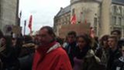 Ambiance rock sur la manif jeunes-retraités