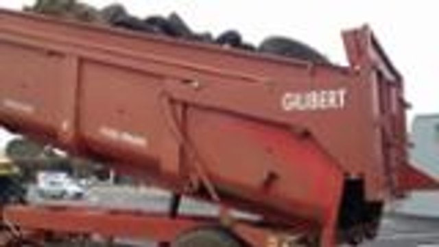 Les agriculteurs ont bloqué l'entrée d'Auchan avec des pneus