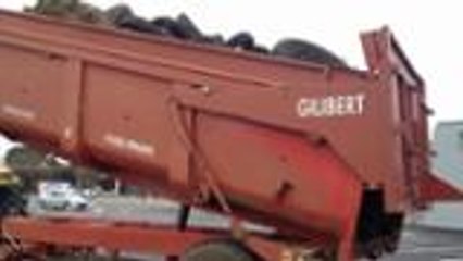 Les agriculteurs ont bloqué l'entrée d'Auchan avec des pneus