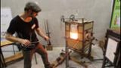 Un souffleur de verre en démonstration à Carat