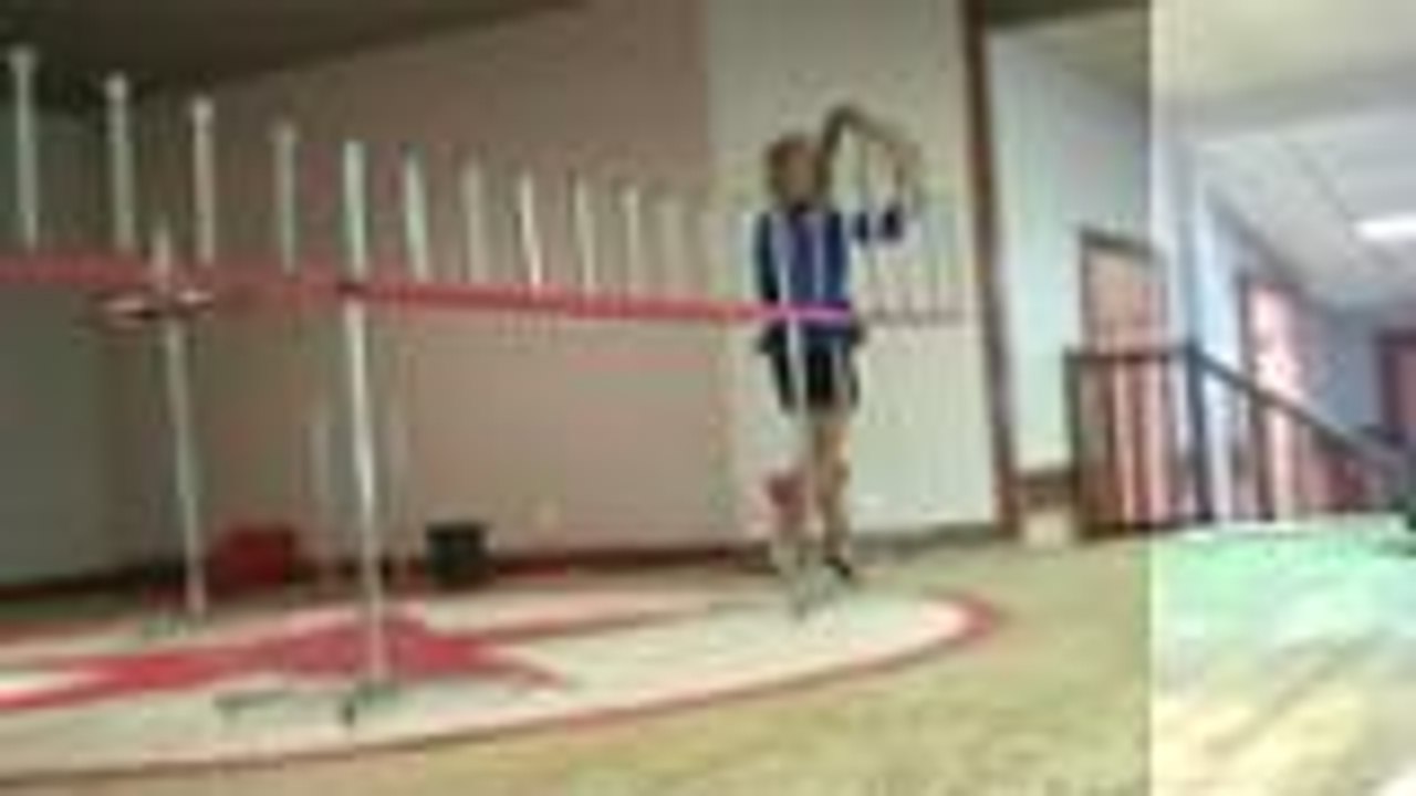 Les acrobaties de Julian le lémurien au petit cirque d'Angoulême