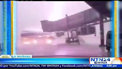 ¡Terrorífico instante! Video aficionado muestra el momento en que un avión es impactado por un rayo en China