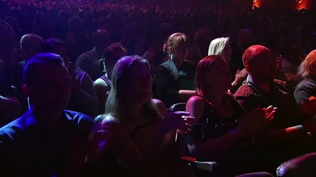 Attaque d'un ours en direct (The Umbilical Brothers)