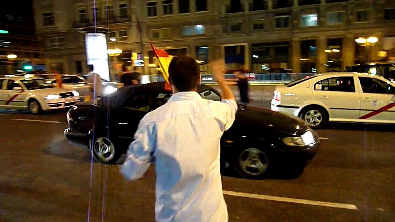 2010 07 07 Celebración España-Alemania (24) Toreando coches.MOV