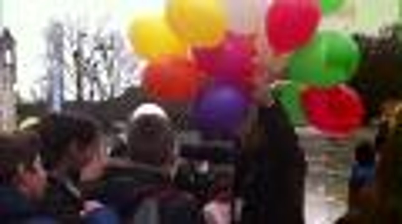 Beaucoup d'enfants pour le lâcher de ballons pour les Moomins