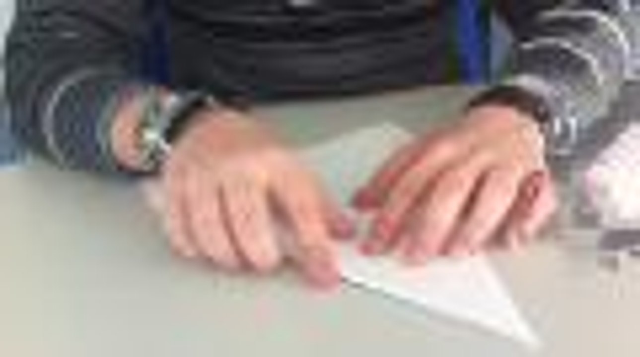 CL aussi s'essaie au concours de lancer d'avions en papier