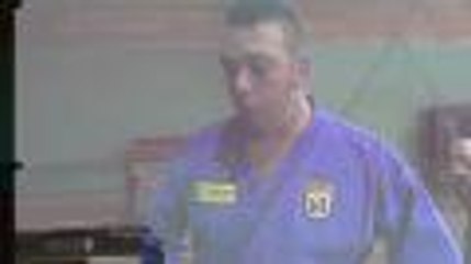 Il raconte comment casser des tuiles avec son tibia