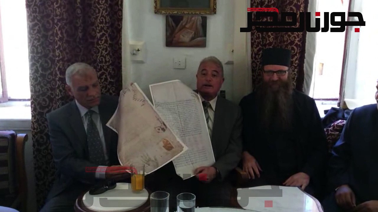 رهبان دير سانت كاترين يهدون المحافظ الوثيقة المحمدية و فودة يصلى بالدير