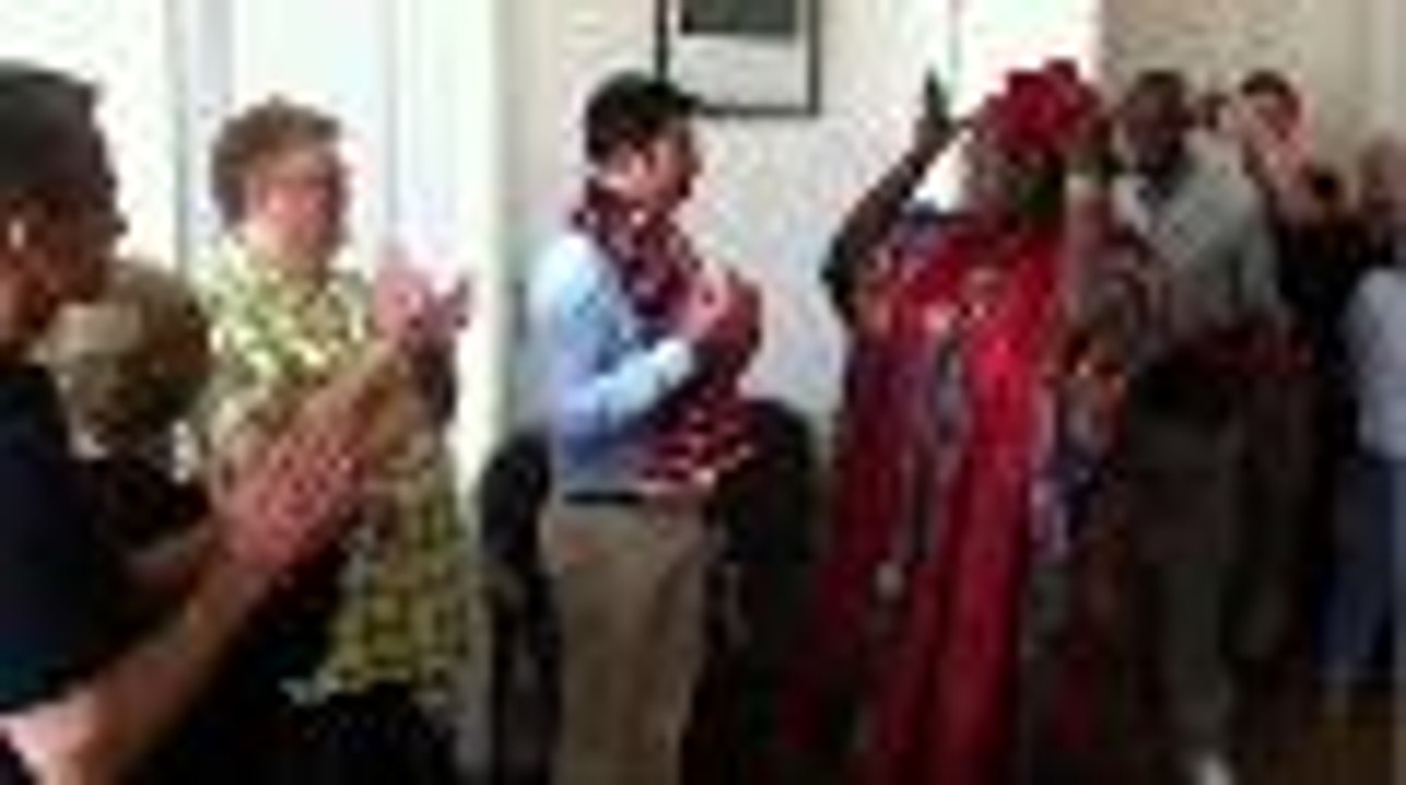 Xavier Bonnefont a reçu la traditionnelle écharpe du Burkina Faso à la mairie