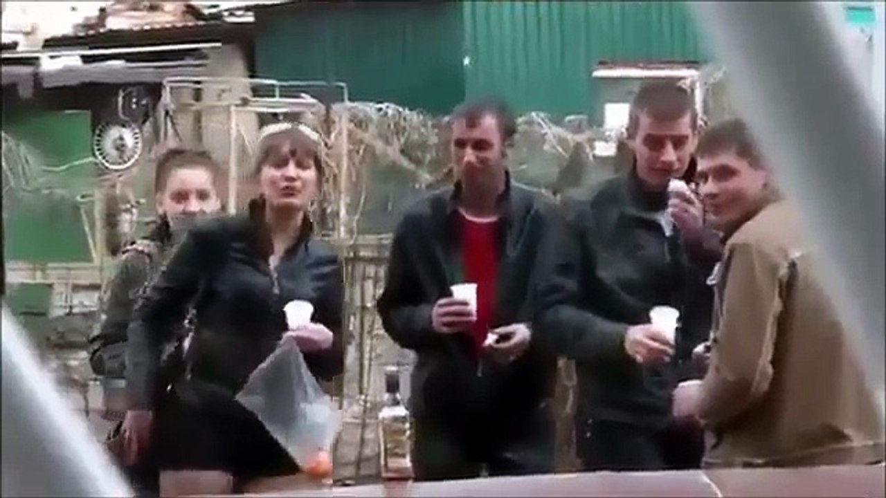 Весёлая компашка гуляет во дворе