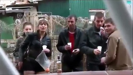 Весёлая компашка гуляет во дворе