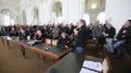 Des salariés d'EDF à la mairie de Pau