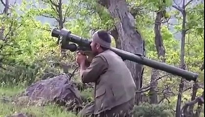 Momento em que homem derruba helicóptero com lança-foguete