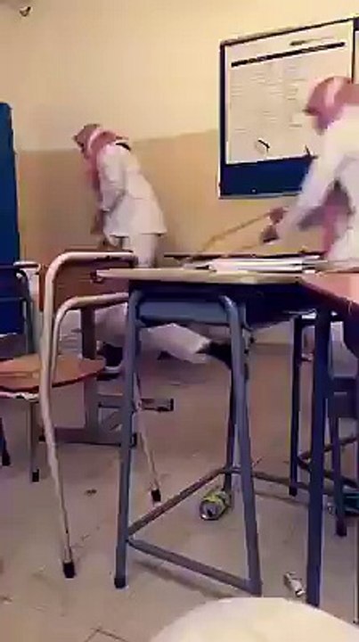 جيل يستهزؤن بالمدرس لا خير فيهم...!