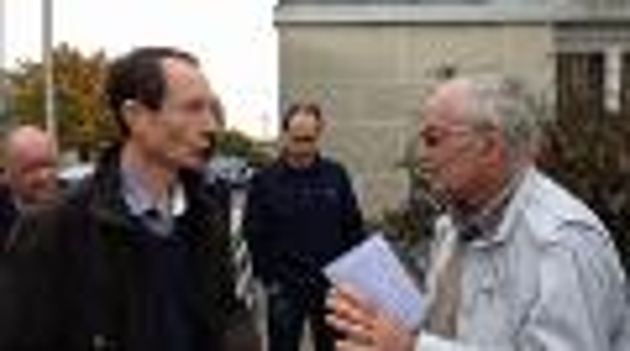 Les locataires de la tour W1 manifestent devant leur immeuble