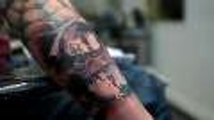Il se fait tatouer Sarkozy et Hollande sur le bras