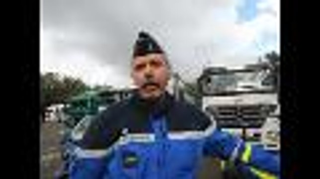 Les gendarmes contrôlent les poids lourds sur la RN10