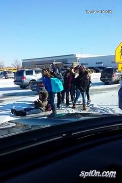 Il rigole des chutes des enfants sur la glace