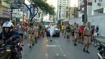 Técnico de natação leva tombo com a Tocha Olímpica no Recife