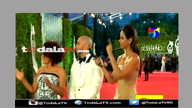 Asi llegaron Irving Alberti Y Cheddy Garcia a la Alfombra roja Premios Soberano 2016