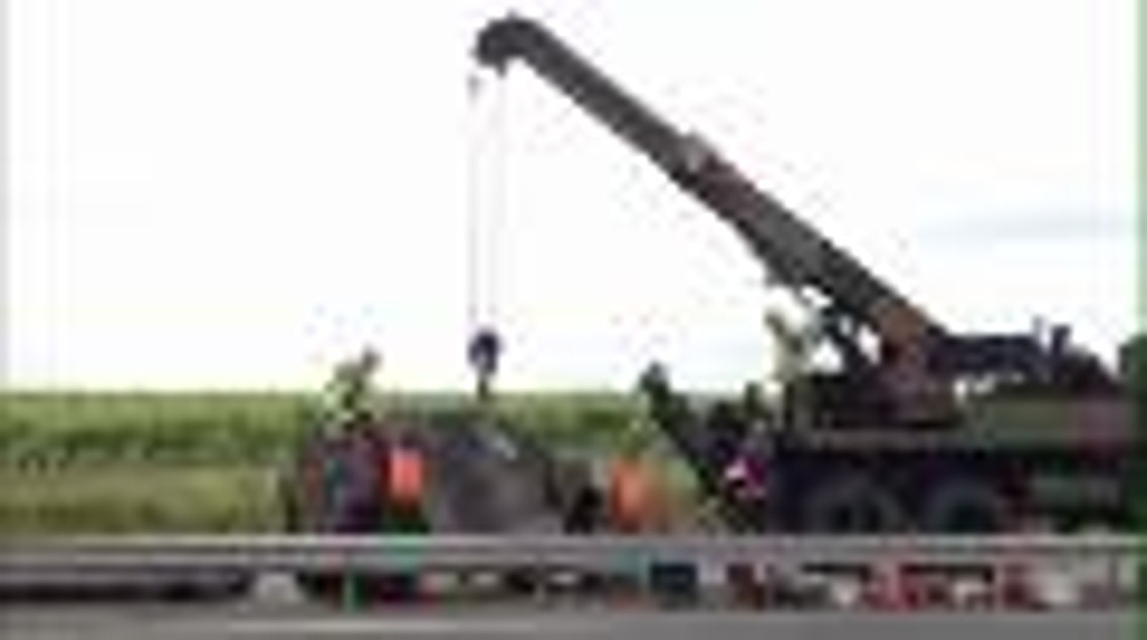 Bourg-Charente: un camion militaire couché sur la route