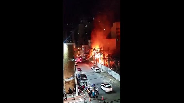 Incêndio assusta moradores da Praia da Costa