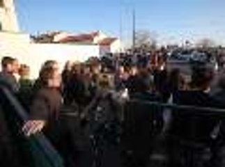 Blocus des parents d'élèves au collège de La Couronne (vidéo Phil Messelet)