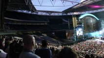 Robbie Williams sitting down wave - Wembley Stadium 29/6/13