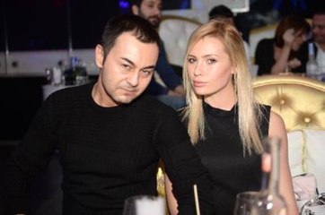 Serdar Ortaç, Eşini Öpücüklere Boğdu