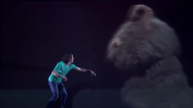 Attaque d'un ours géant... en peluche filmé de très près lol