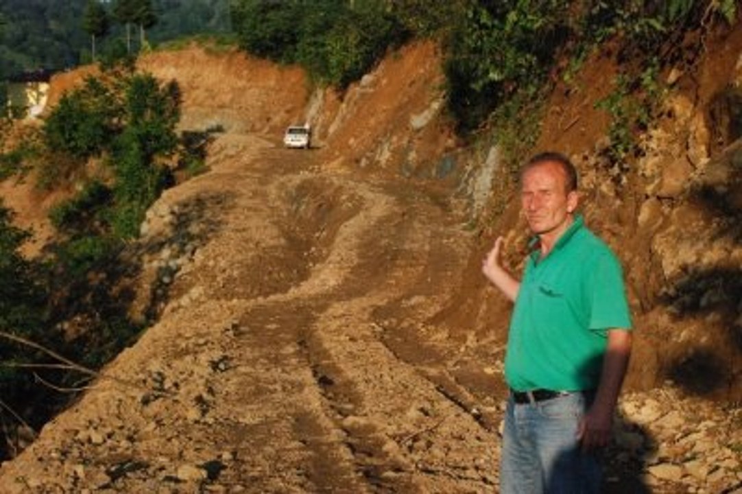 Kazmayla Kendi Yolunu Yapmaya Çalışan Çay Üreticisine Yardım Eli Uzandı