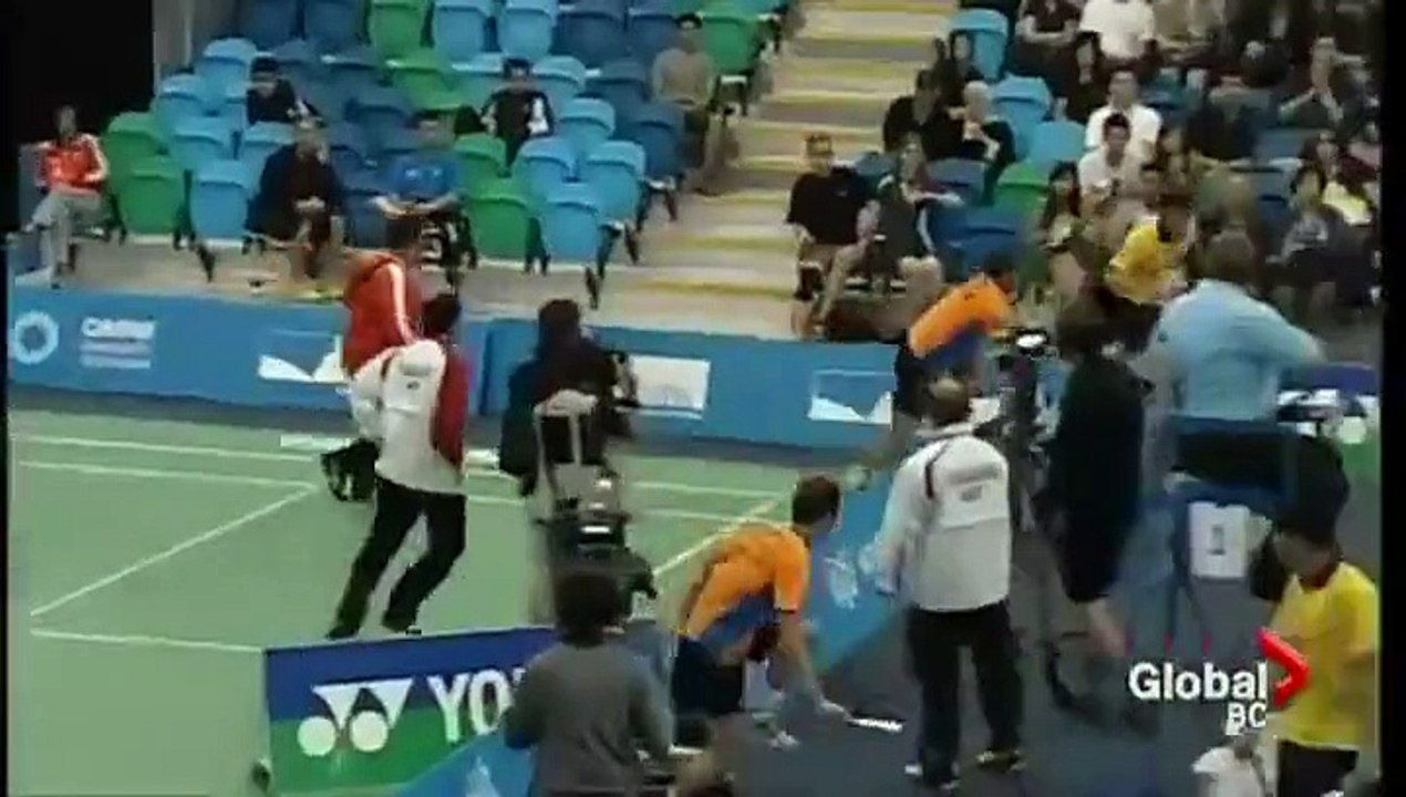 Il craque à la fin de son match de badminton contre son adversaire!