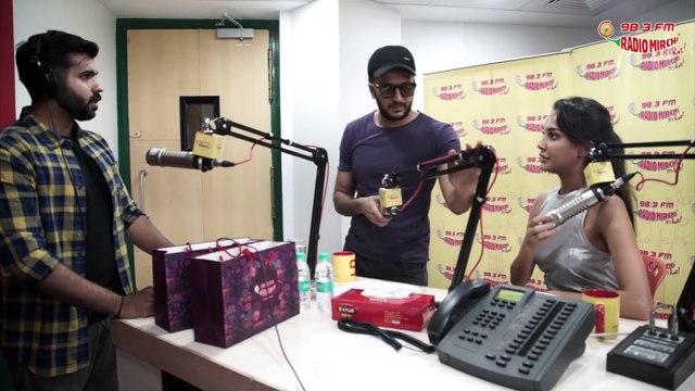 OMG! Riteish Deshmukh Splashed Water On RJ’s Face