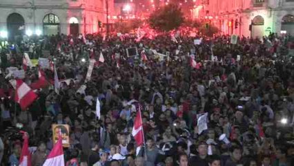Miles de personas se manifiestan por las calles de Lima contra Keiko Fujimori