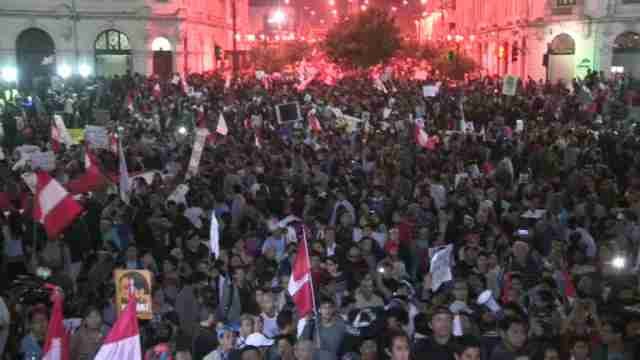 Miles de personas se manifiestan por las calles de Lima contra Keiko Fujimori