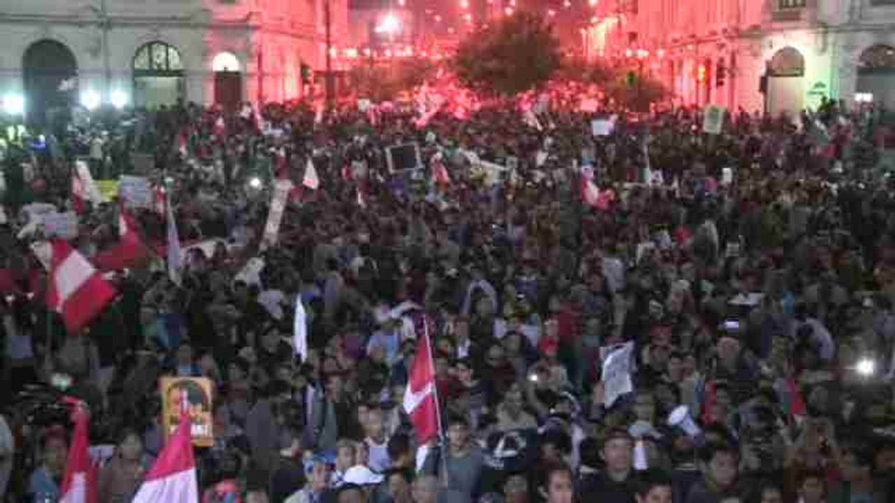 Miles de personas se manifiestan por las calles de Lima contra Keiko Fujimori